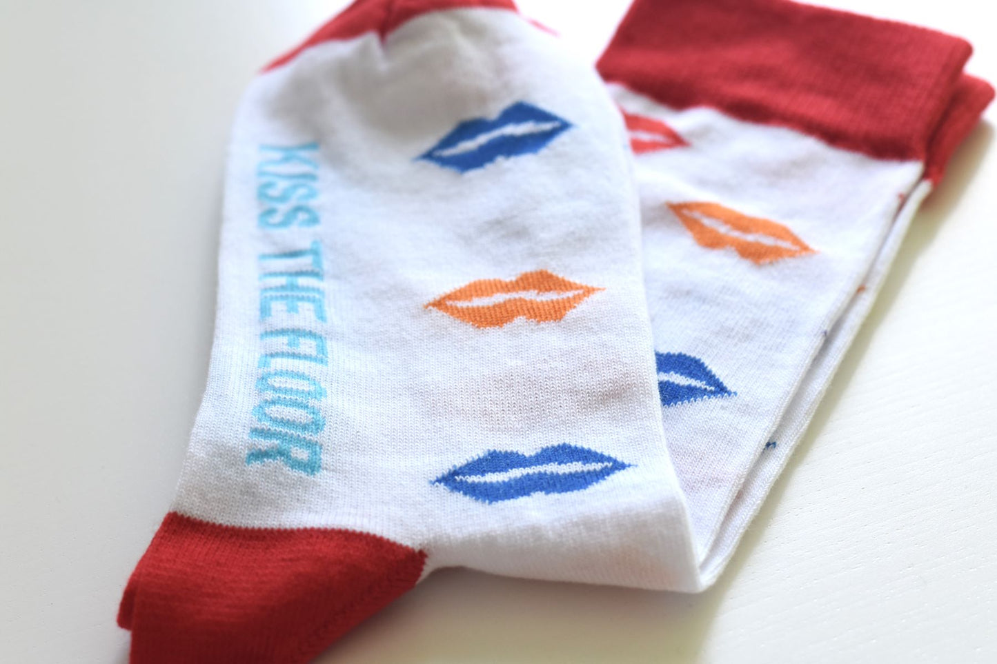 Set sosete Kiss the Floor (alb cu imprimeu multicolor)