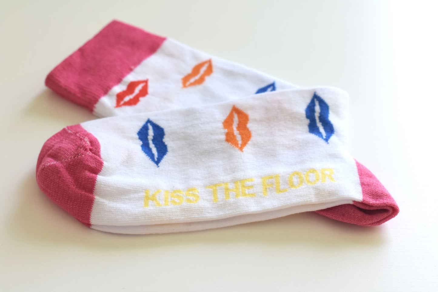 Sosete Kiss the Floor (alb cu imprimeu multicolor)