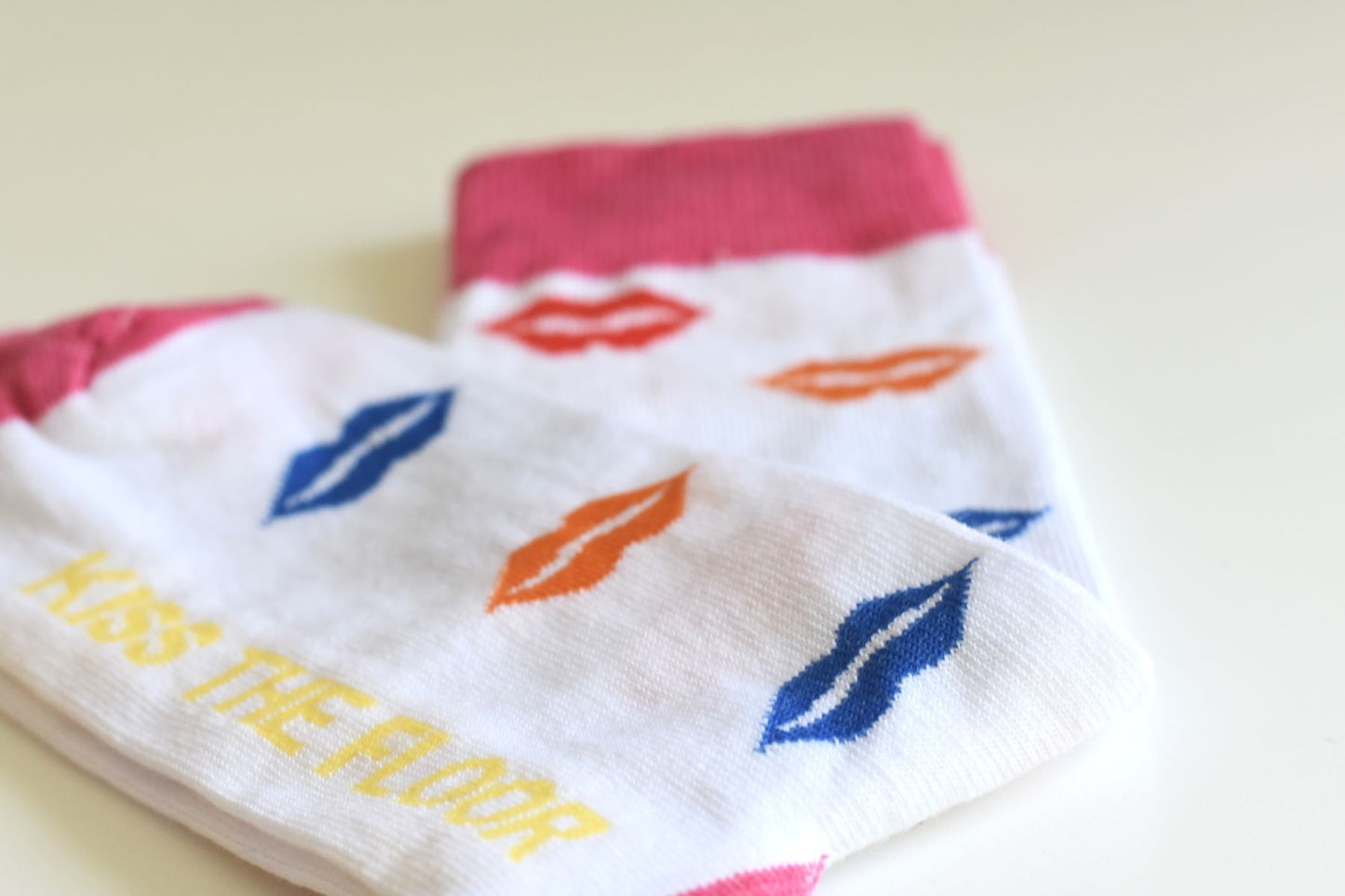 Set sosete Kiss the Floor (alb cu imprimeu multicolor)