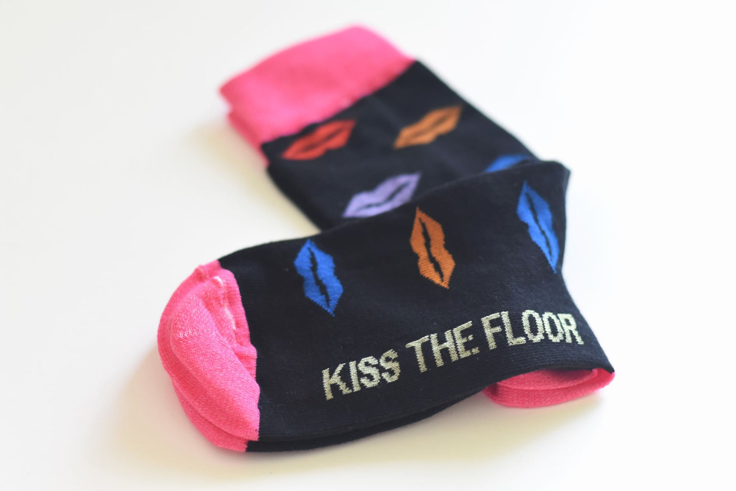 Sosete Kiss the Floor (negru cu imprimeu multicolor)