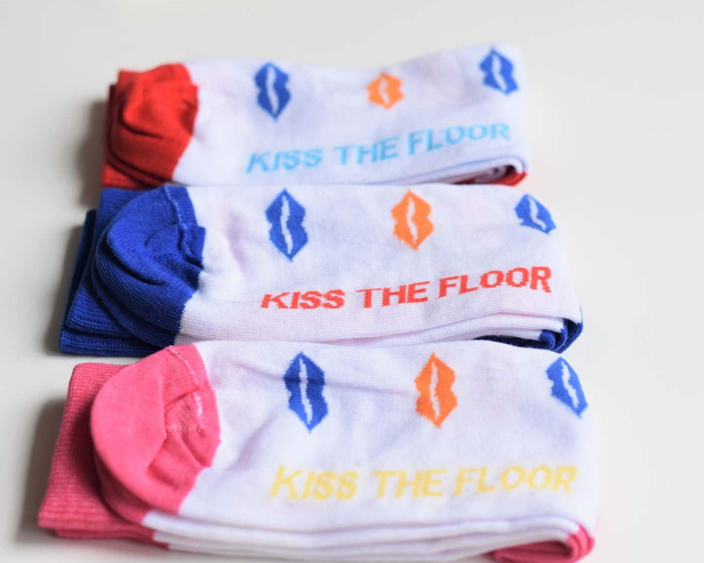 Set sosete Kiss the Floor (alb cu imprimeu multicolor)